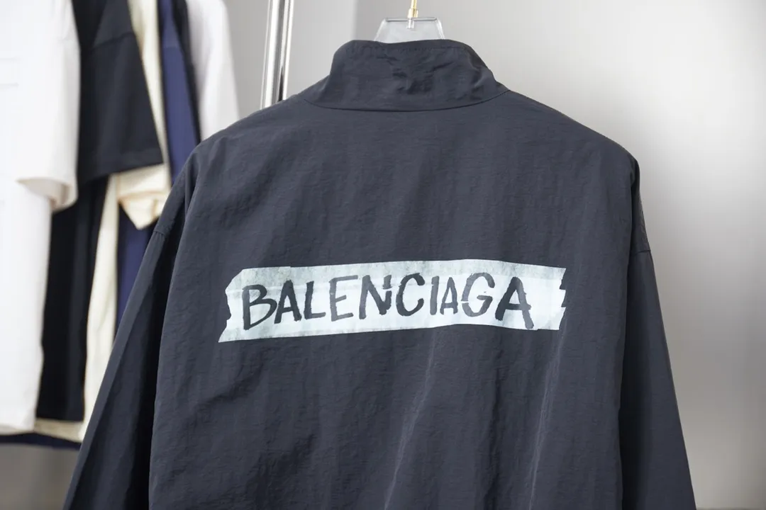 Balenciaga 𝘽𝘼𝙇𝙀𝙉𝘾𝙄𝘼𝙂𝘼 BLCG 26SS 71 white tape printed sports suit, light luxury, a must-have item for daily commuting for men and women, correct version, welcome to compare, detailed features · Customized matt Taslan jacket fabric · The fabric has undergone a waterproof coating process · The lining is made of three-level polyester bird's eye mesh · OS ultra-loose silhouette design · Side zipper pockets Small stand-up collar design · Internal zipper pocket design · Elastic waistband design at the hem · Customized molded hardware zipper Jacket double slider design · Imported environmentally friendly glue thermosetting ink printing technology · Double side pockets on trousers · Original main mark washed tag brand packaging Color: Black Size: 46/48/50/52